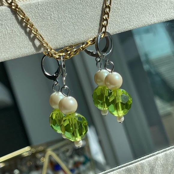 Green glass bead & glass pearl huggie hoop earrings - Picture 3 of 5
